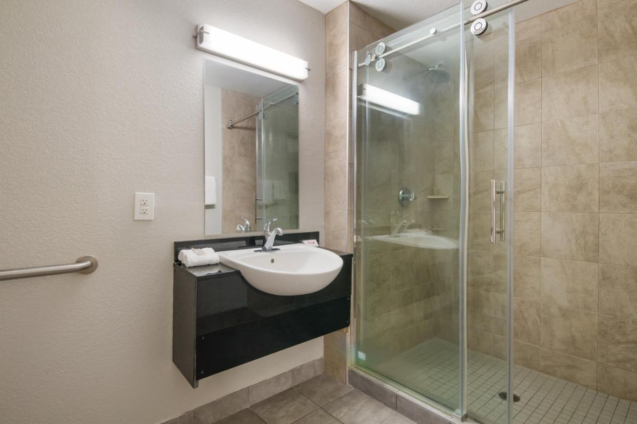 Red Roof Inn San Antonio E - Frost Bank Center المظهر الخارجي الصورة