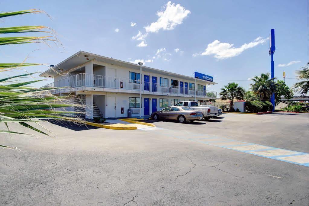 Red Roof Inn San Antonio E - Frost Bank Center المظهر الخارجي الصورة