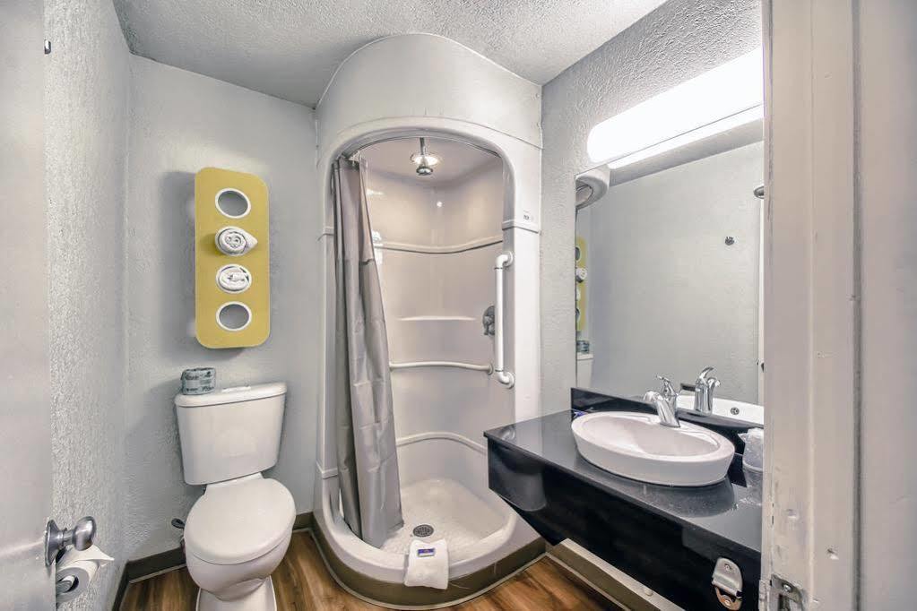 Red Roof Inn San Antonio E - Frost Bank Center المظهر الخارجي الصورة