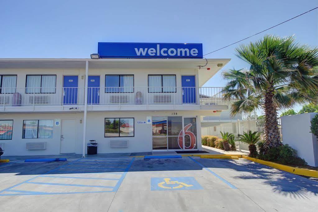 Red Roof Inn San Antonio E - Frost Bank Center المظهر الخارجي الصورة