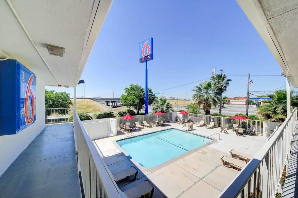Red Roof Inn San Antonio E - Frost Bank Center المظهر الخارجي الصورة