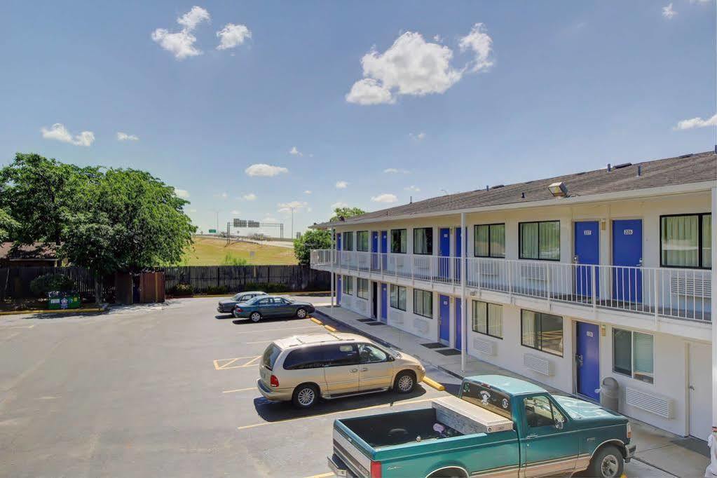 Red Roof Inn San Antonio E - Frost Bank Center المظهر الخارجي الصورة
