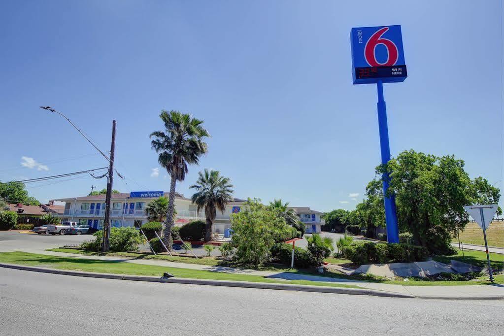 Red Roof Inn San Antonio E - Frost Bank Center المظهر الخارجي الصورة