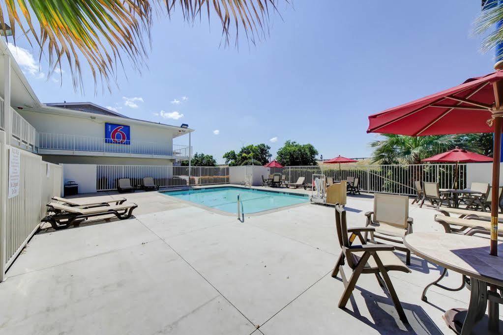 Red Roof Inn San Antonio E - Frost Bank Center المظهر الخارجي الصورة