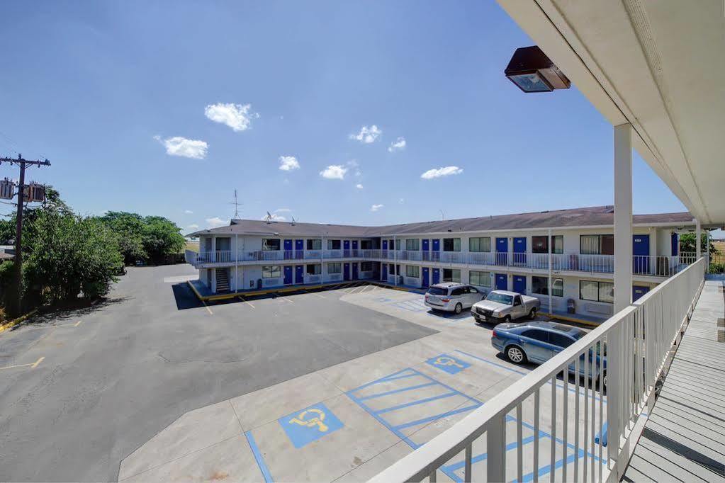 Red Roof Inn San Antonio E - Frost Bank Center المظهر الخارجي الصورة