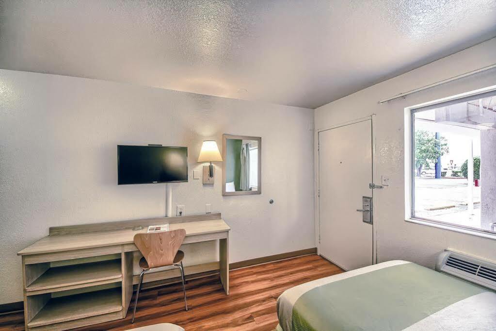 Red Roof Inn San Antonio E - Frost Bank Center المظهر الخارجي الصورة
